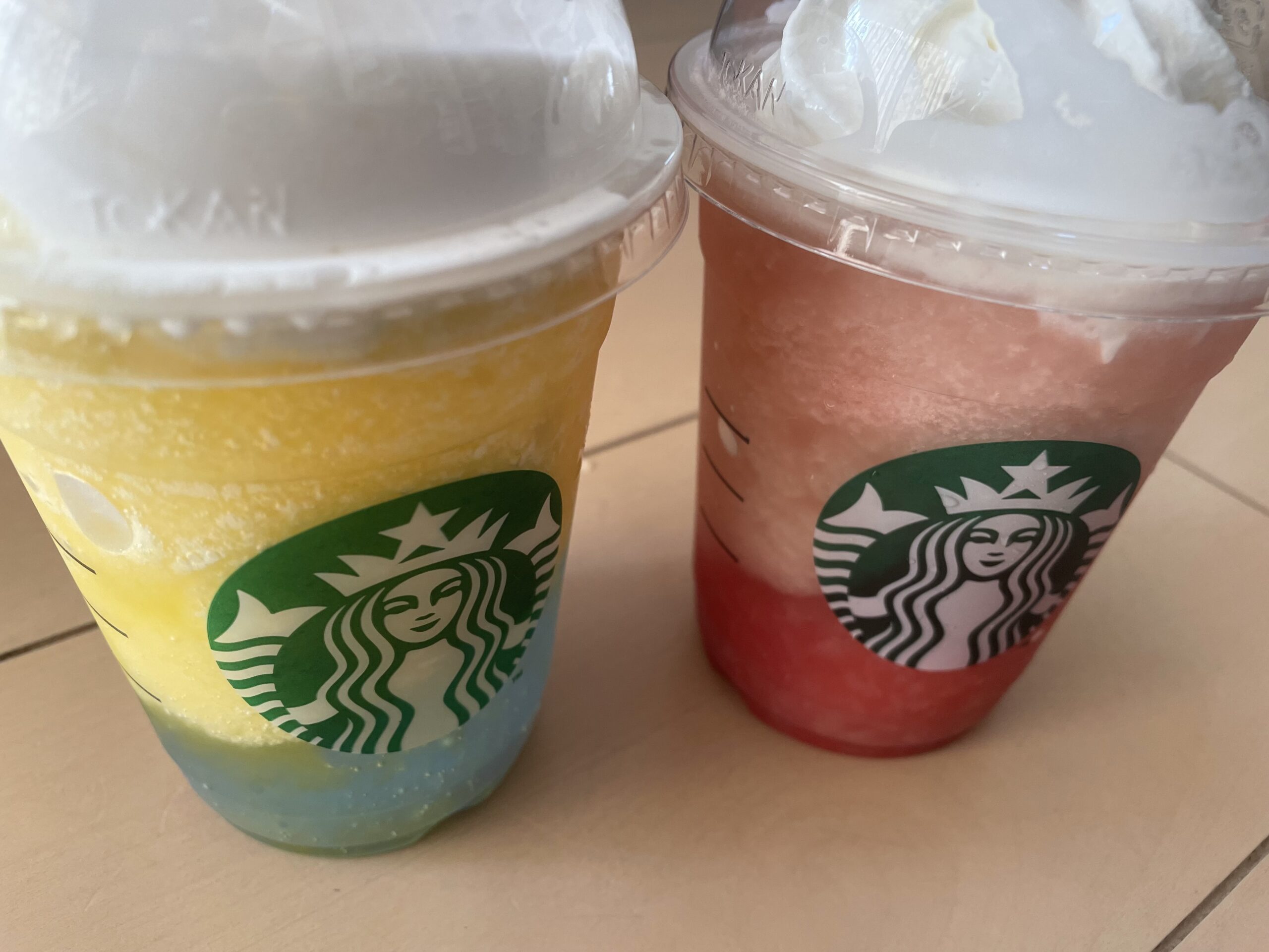 Starbucks「サンシャイン パイン フラペチーノ」と「ラブ & ピーチ フラペチーノ」