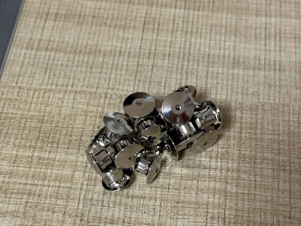ピンバッジ 穴 開けたくない