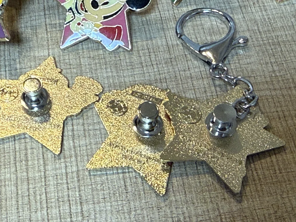 ピンバッジ 穴 開けたくない