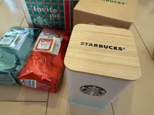 スターバックス2025年ホリデー第2弾のクリスマスブレンドのコーヒー豆とスクエアキャニスターグラデーション。