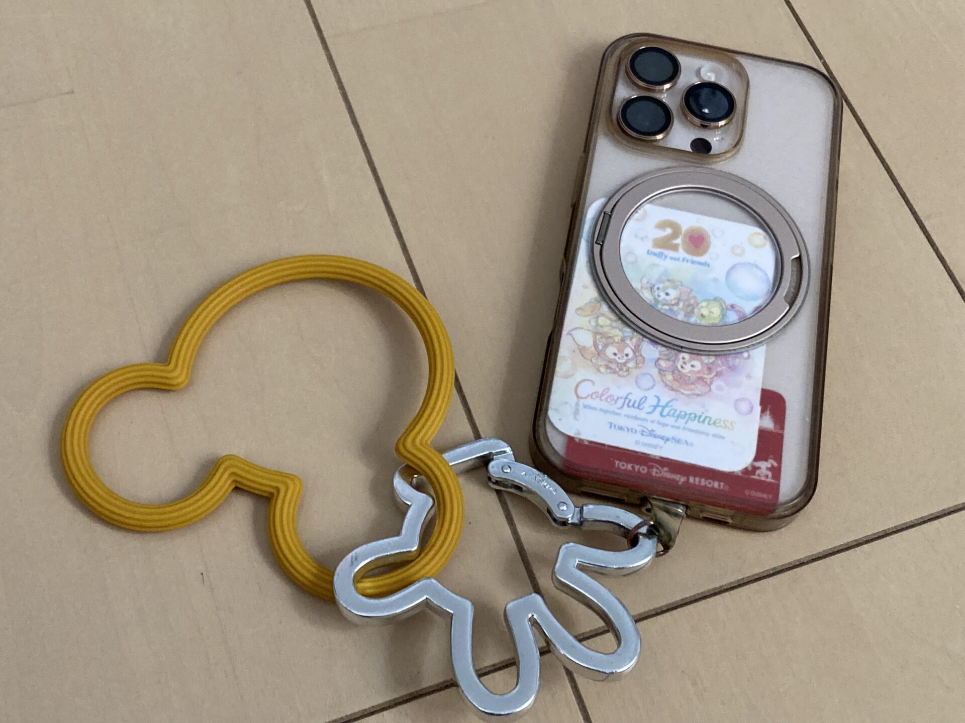 360度回転するスタンドを備えたTORRAS Ostand R iPhoneケースの実機イメージ。