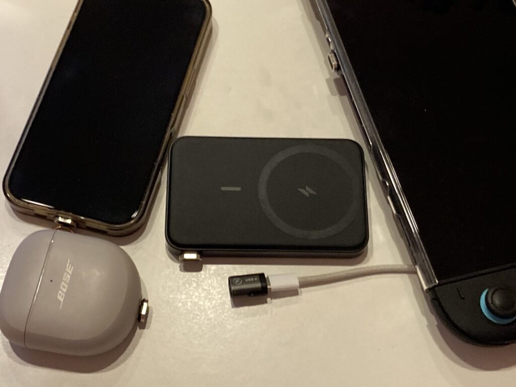 HanCenDaの24ピンUSB-Cマグネットアダプタが、iPhone,bose,anker, Switch２に取り付けられている図
